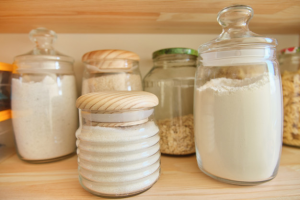 Variados tipos de farinha armazenados no armário protegidos contra insetos.jpeg