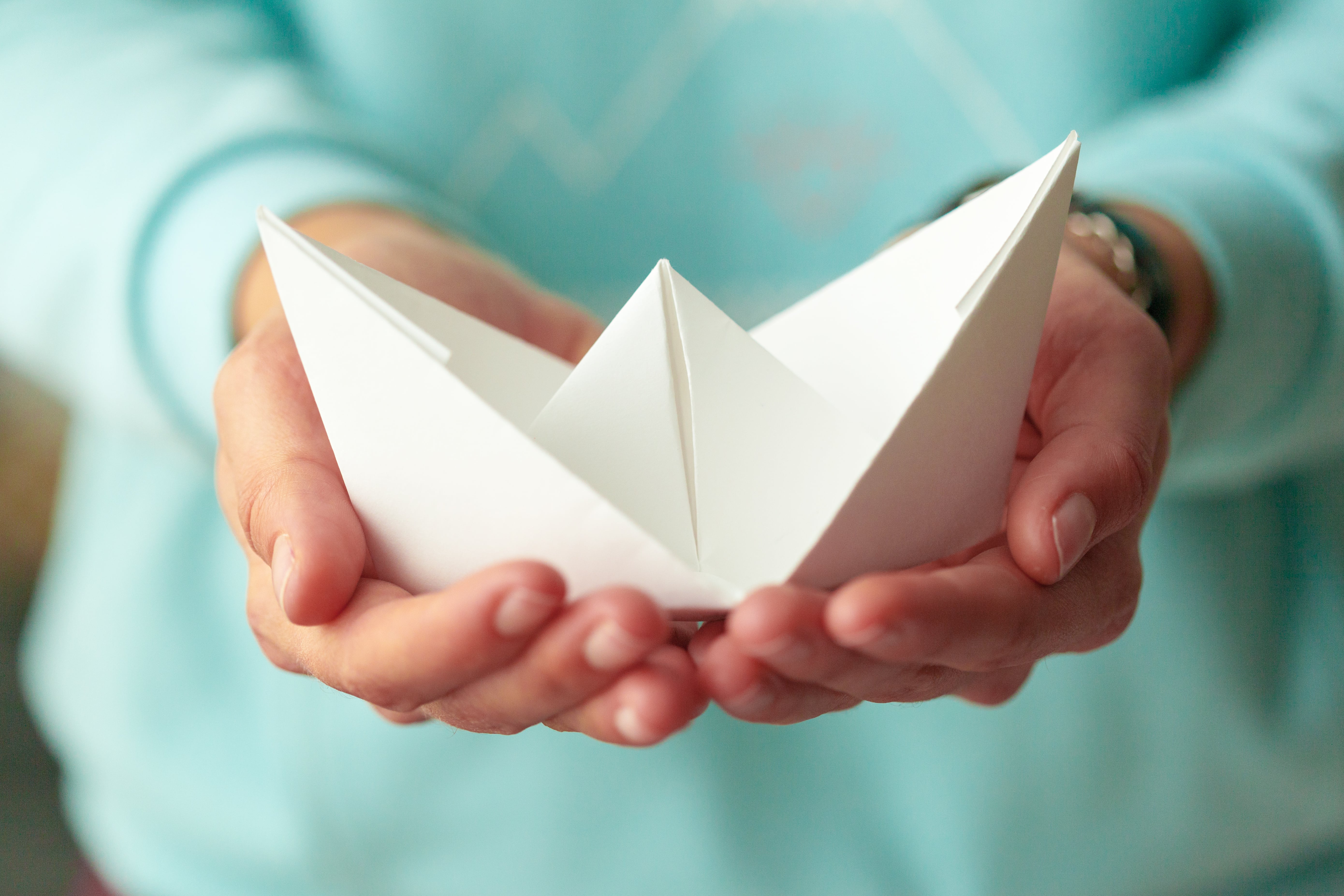 pessoa segurando origami de papel